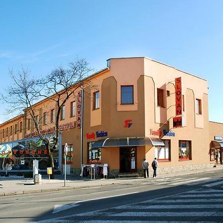 Hotel Slovan Losonc Kültér fotó
