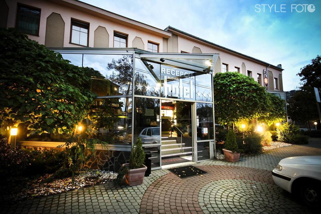 Hotel Slovan Losonc Szoba fotó