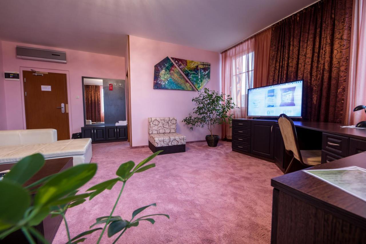 Hotel Slovan Losonc Kültér fotó
