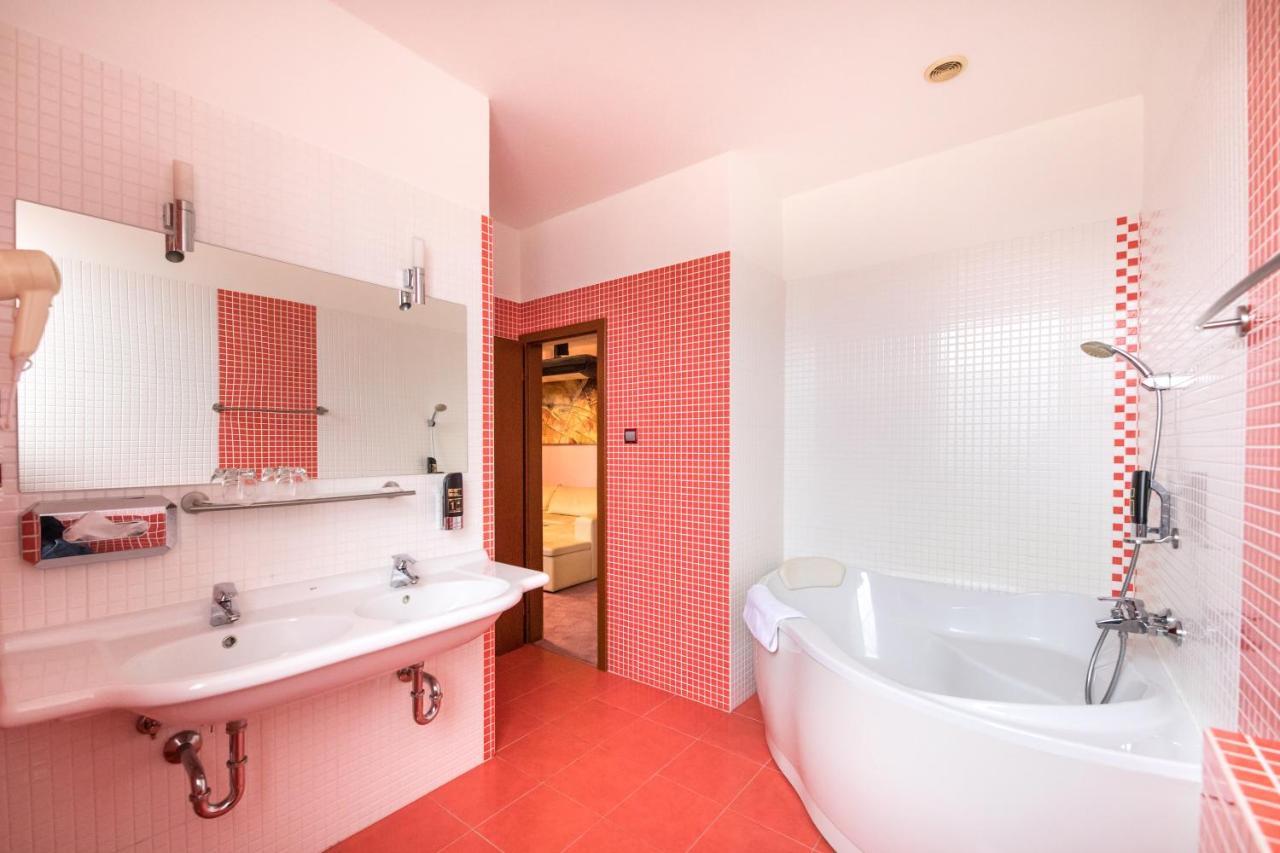 Hotel Slovan Losonc Kültér fotó