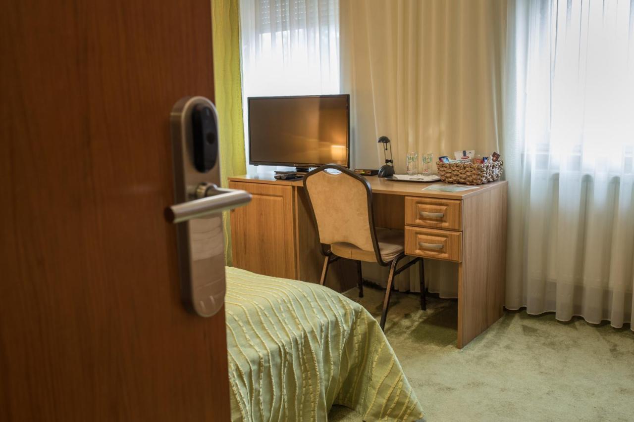 Hotel Slovan Losonc Kültér fotó